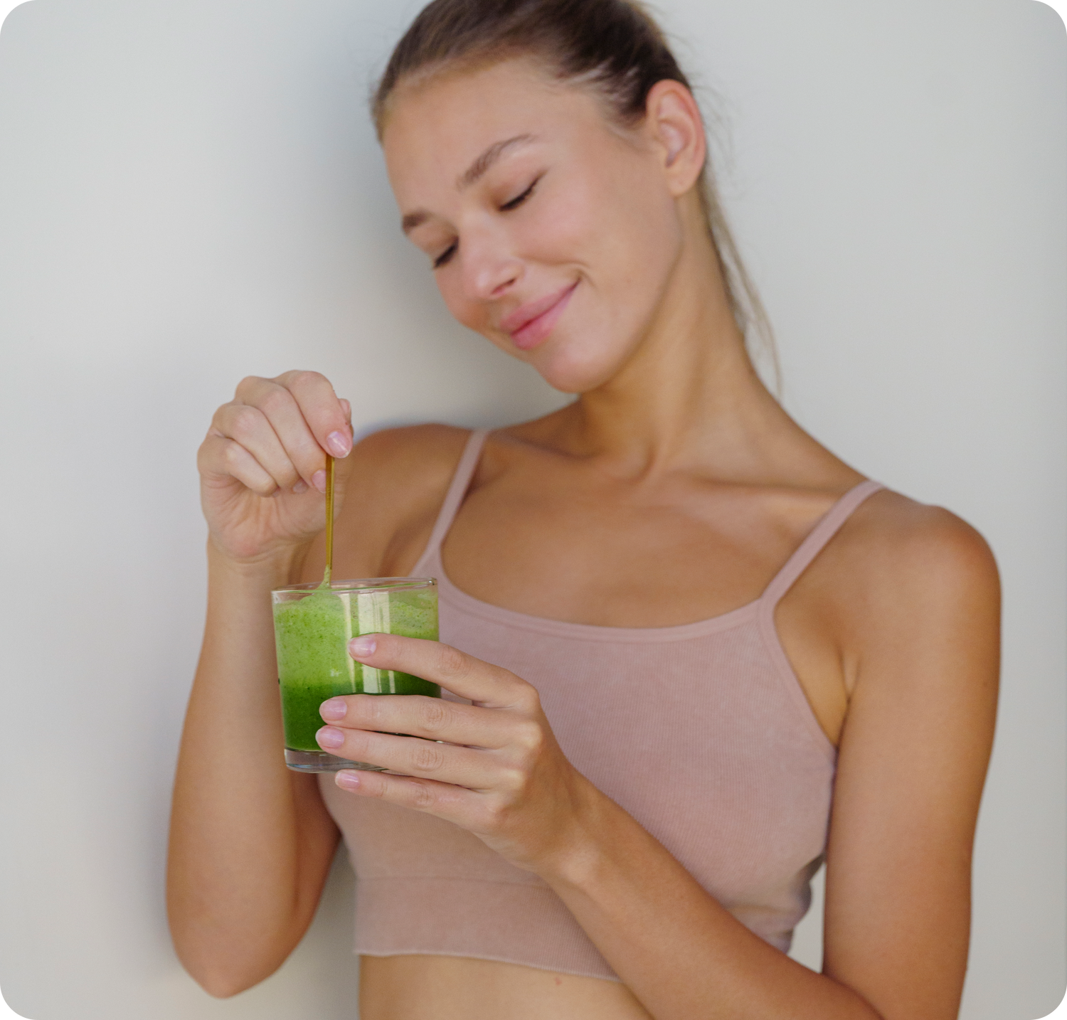 Woman holding a matcha smoothie made with Matcha Forest matcha